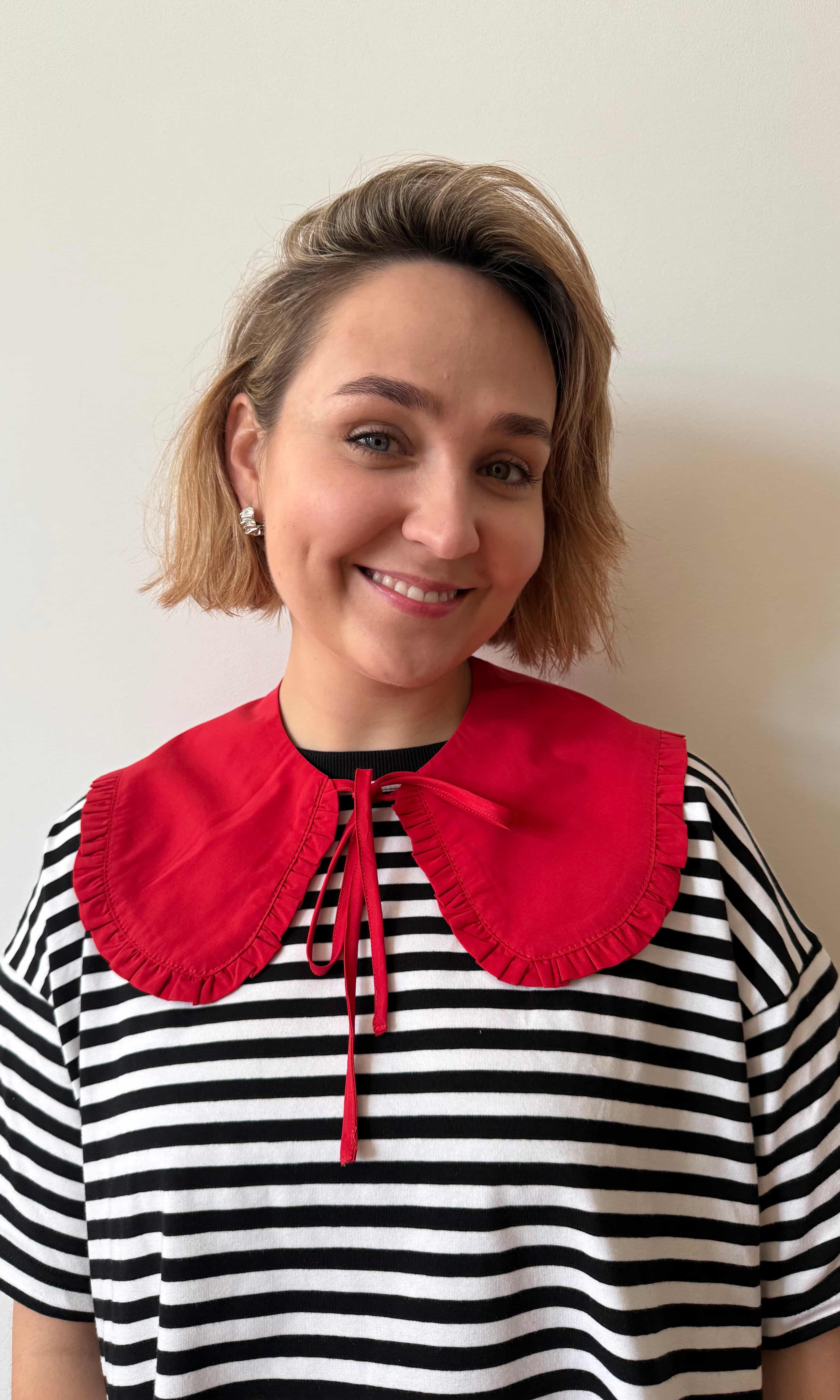 kolnierzyk laila czerwony detal elegancki look | Malviva