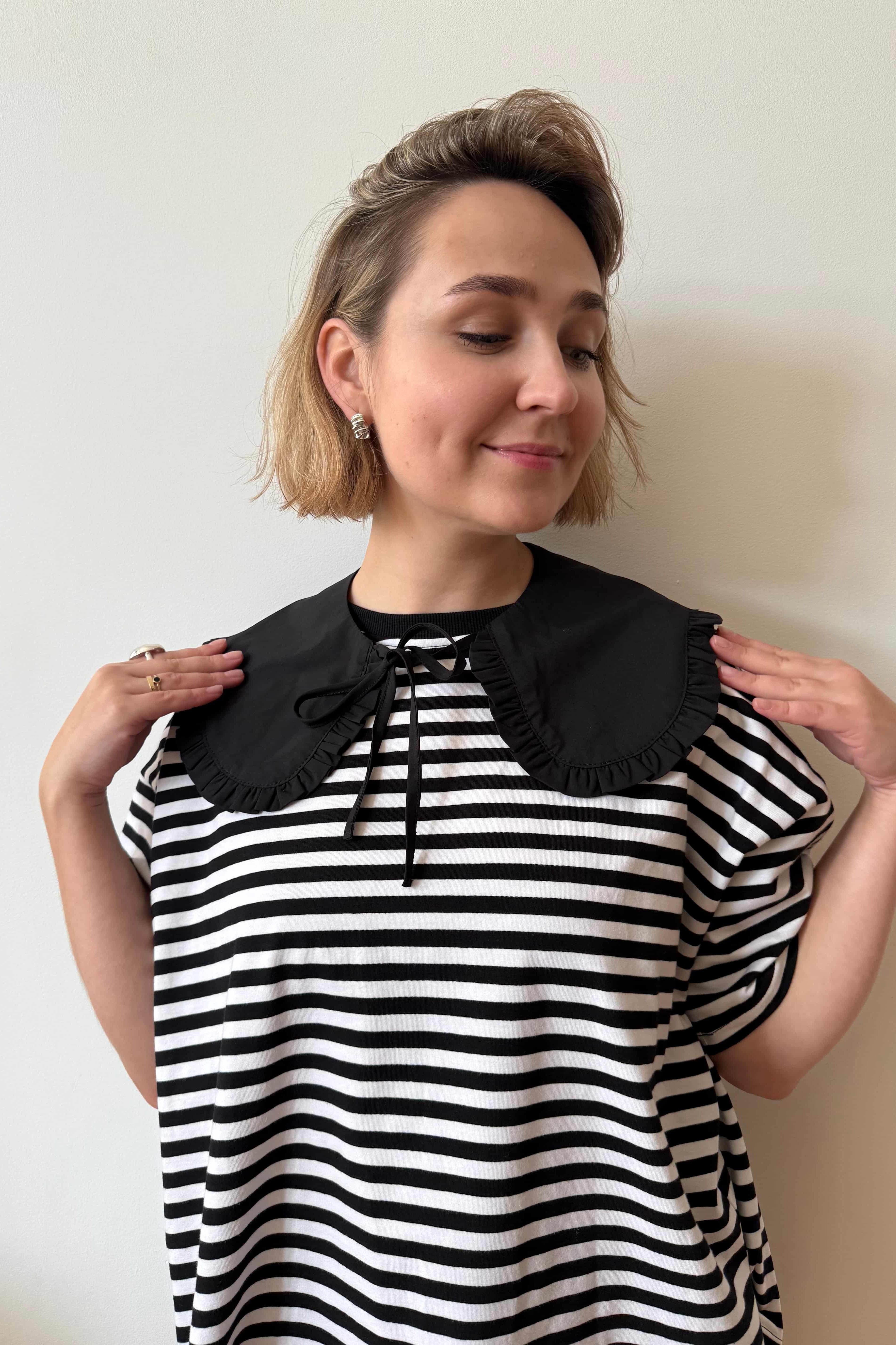 czarny kolnierzyk laila stylizacja z t shirtem | Malviva