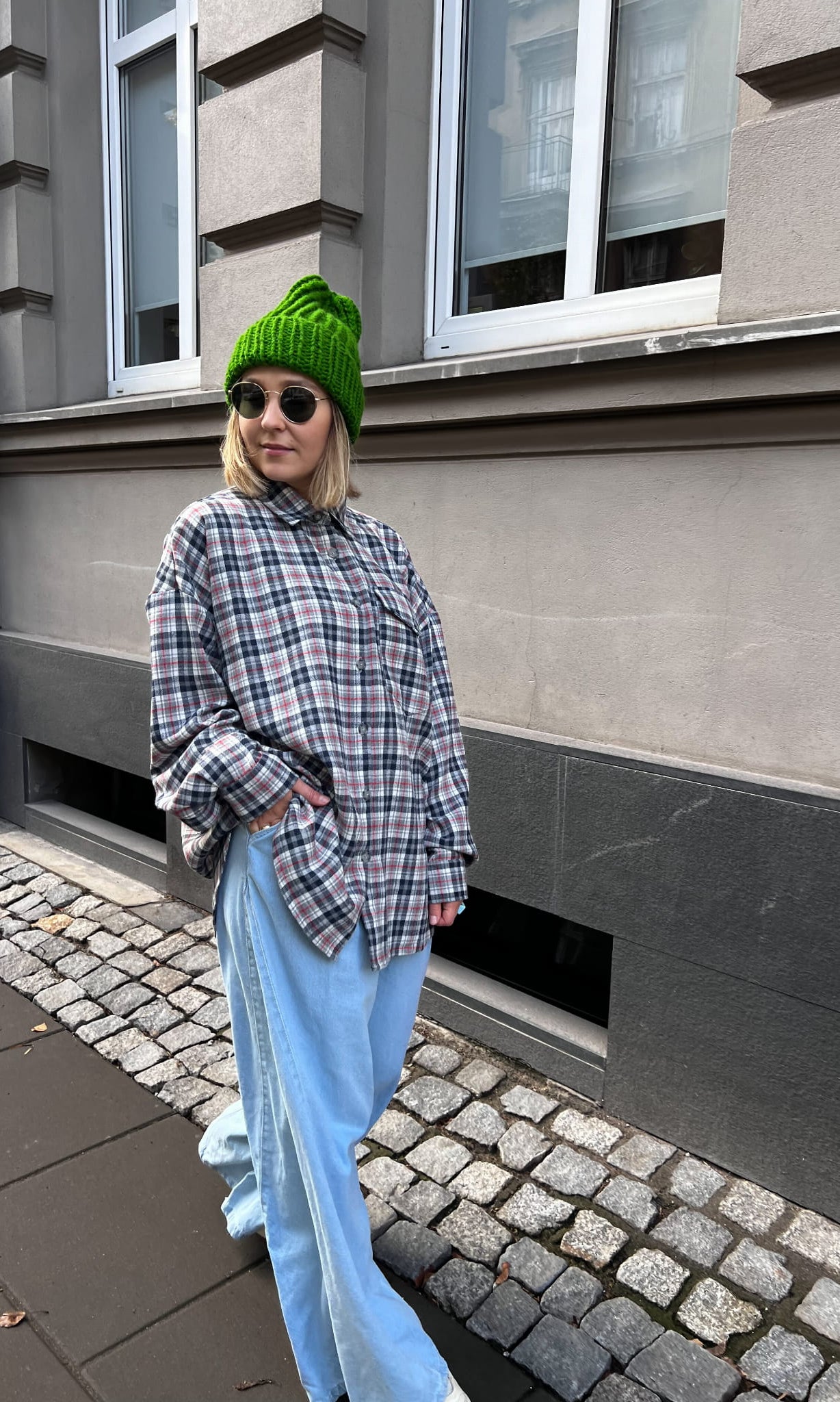 Koszula Fela noszona na luzie – flanelowa kratka, krój oversize