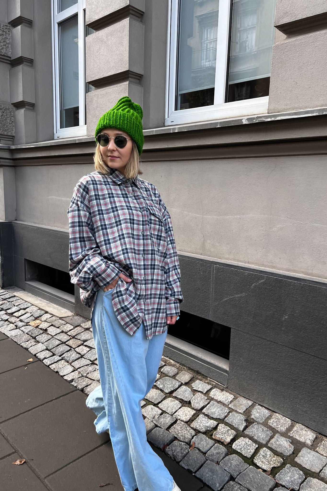 Koszula Fela noszona na luzie – flanelowa kratka, krój oversize
