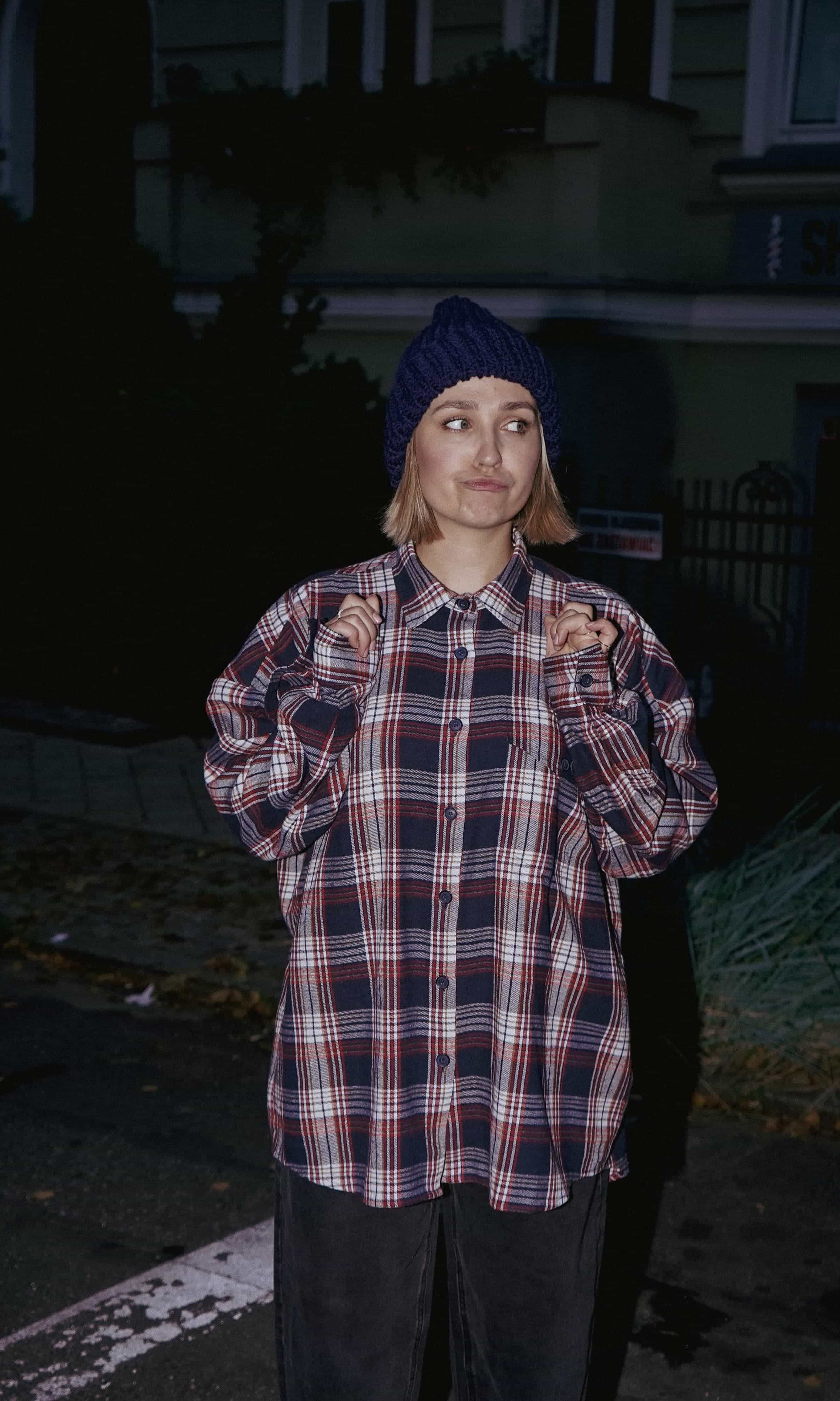 Koszula Fela noszona rozpięta na T-shircie – stylizacja codzienna