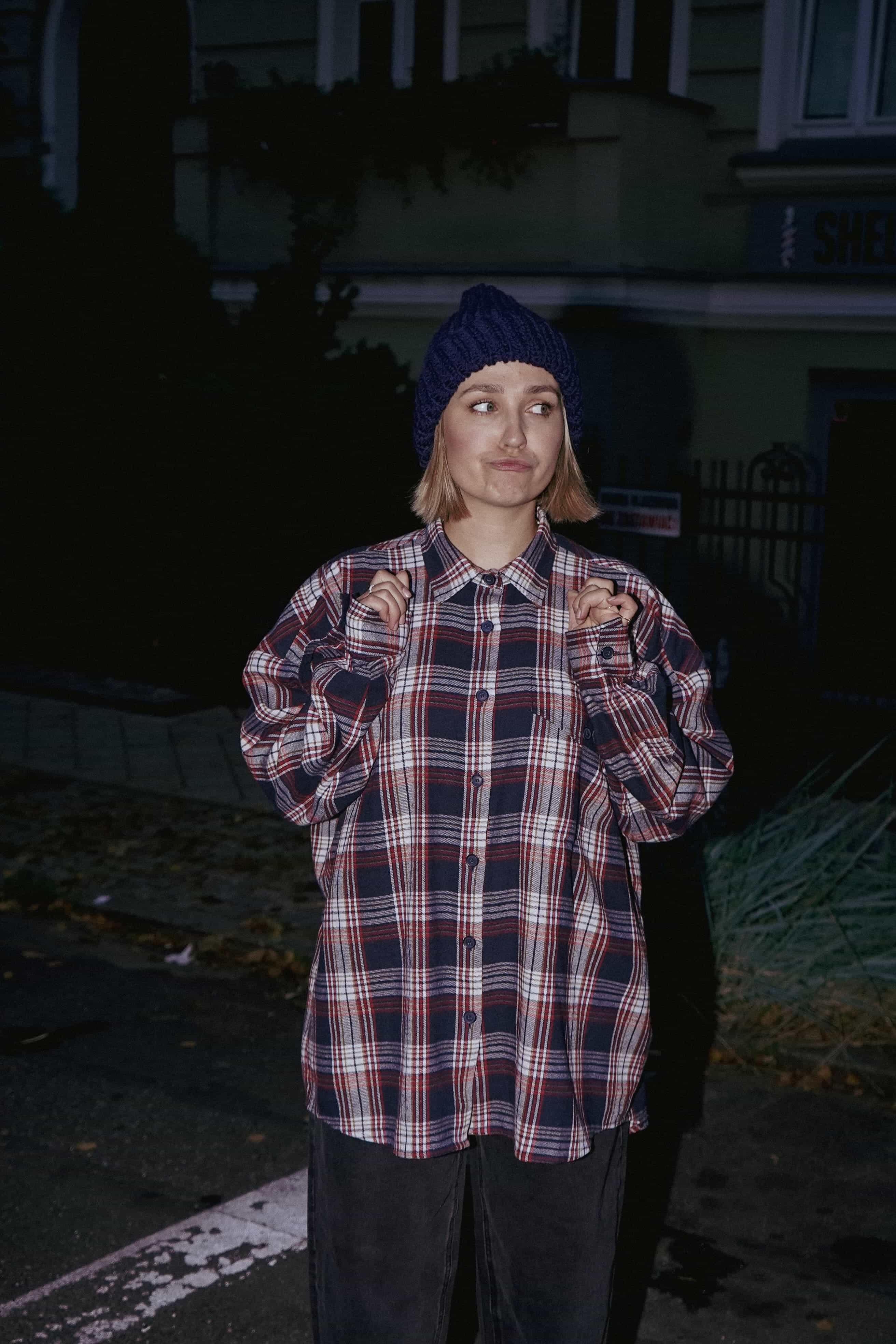 Koszula Fela noszona rozpięta na T-shircie – stylizacja codzienna