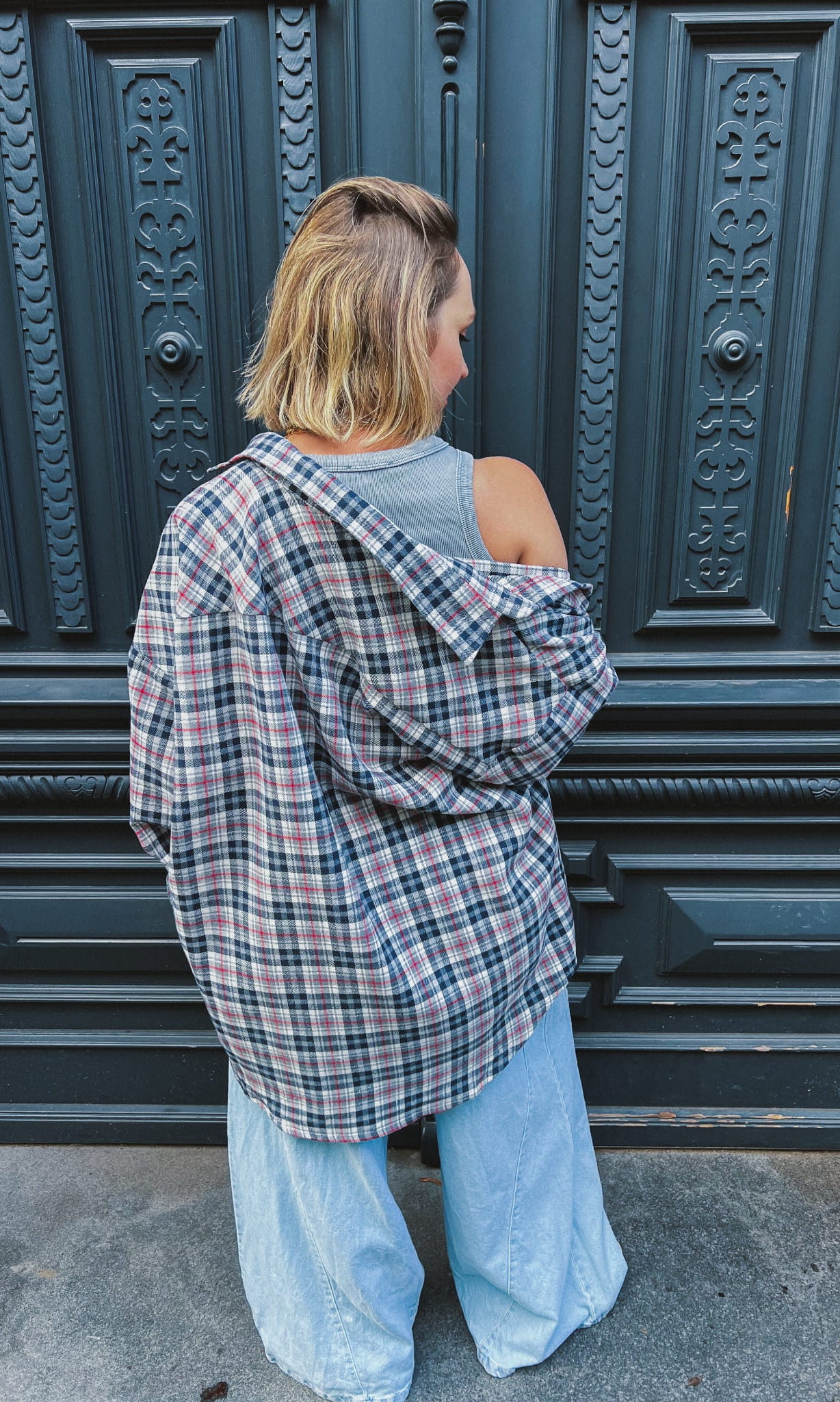 Koszula Fela oversize – stylizacja z jeansami i czerwoną czapką