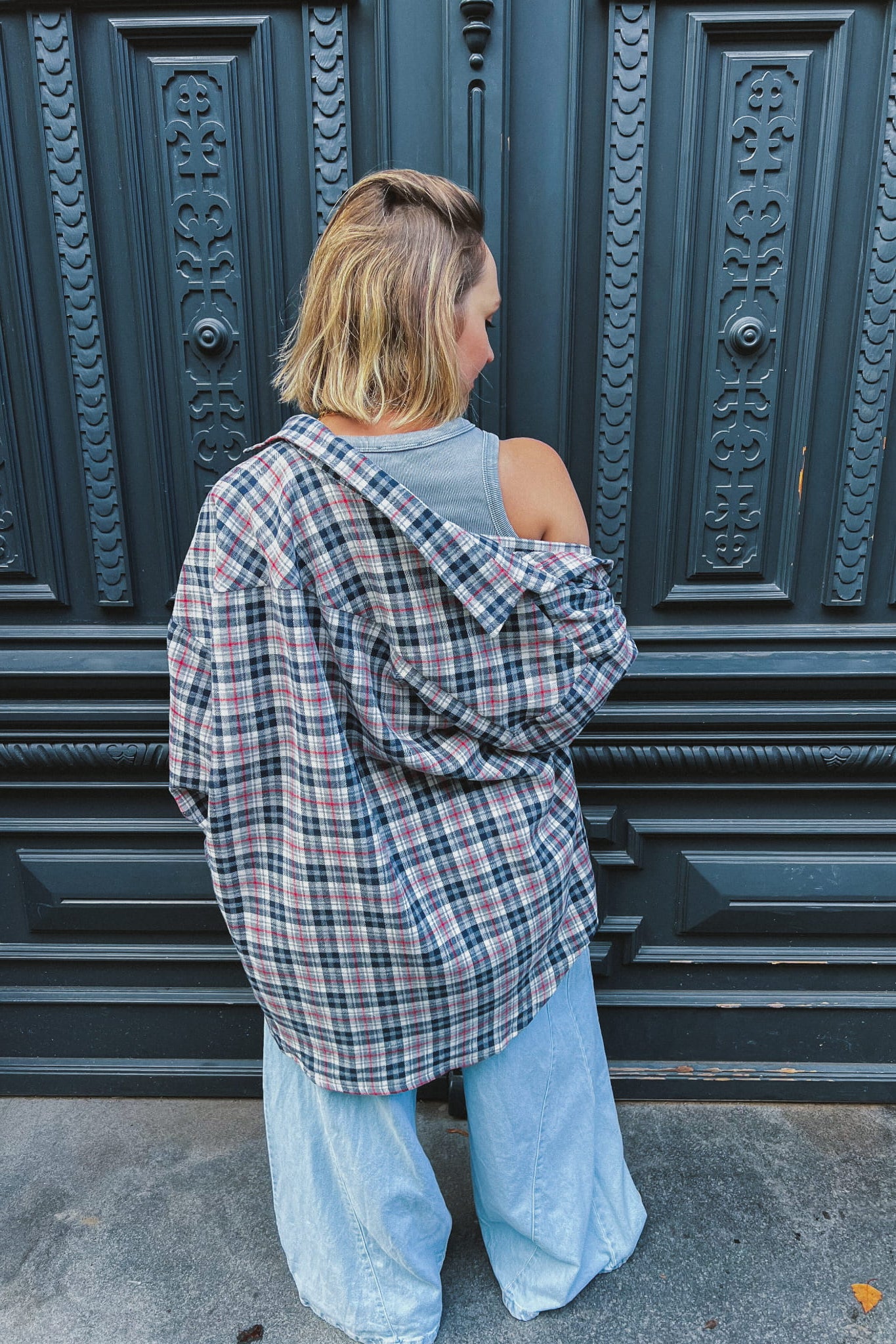 Koszula Fela oversize – stylizacja z jeansami i czerwoną czapką