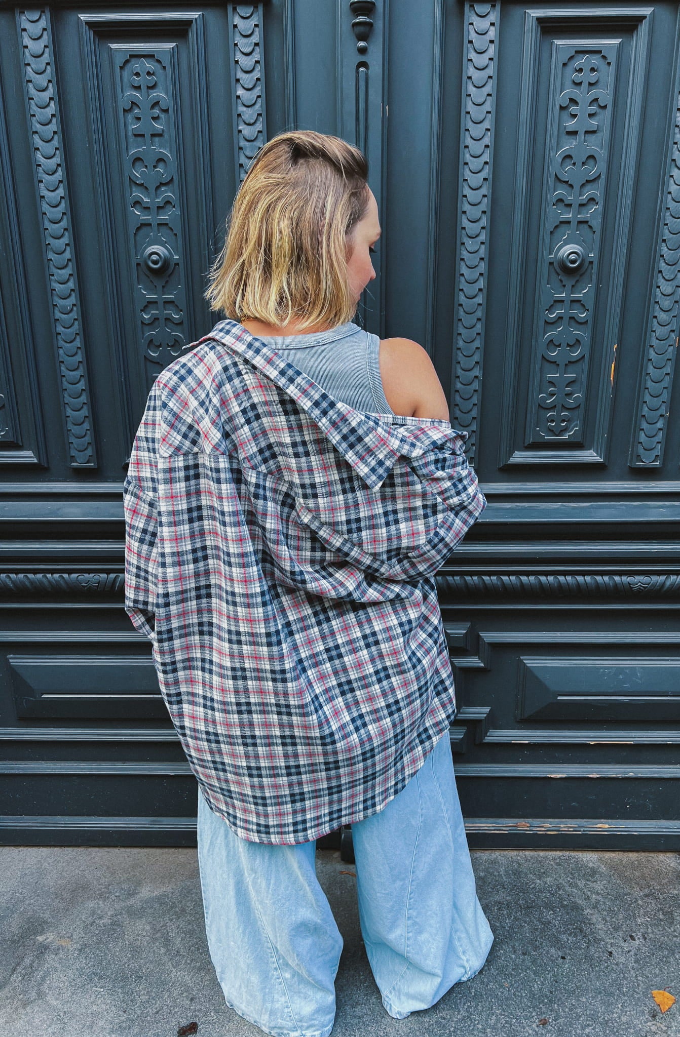 Koszula Fela oversize – stylizacja z jeansami i czerwoną czapką