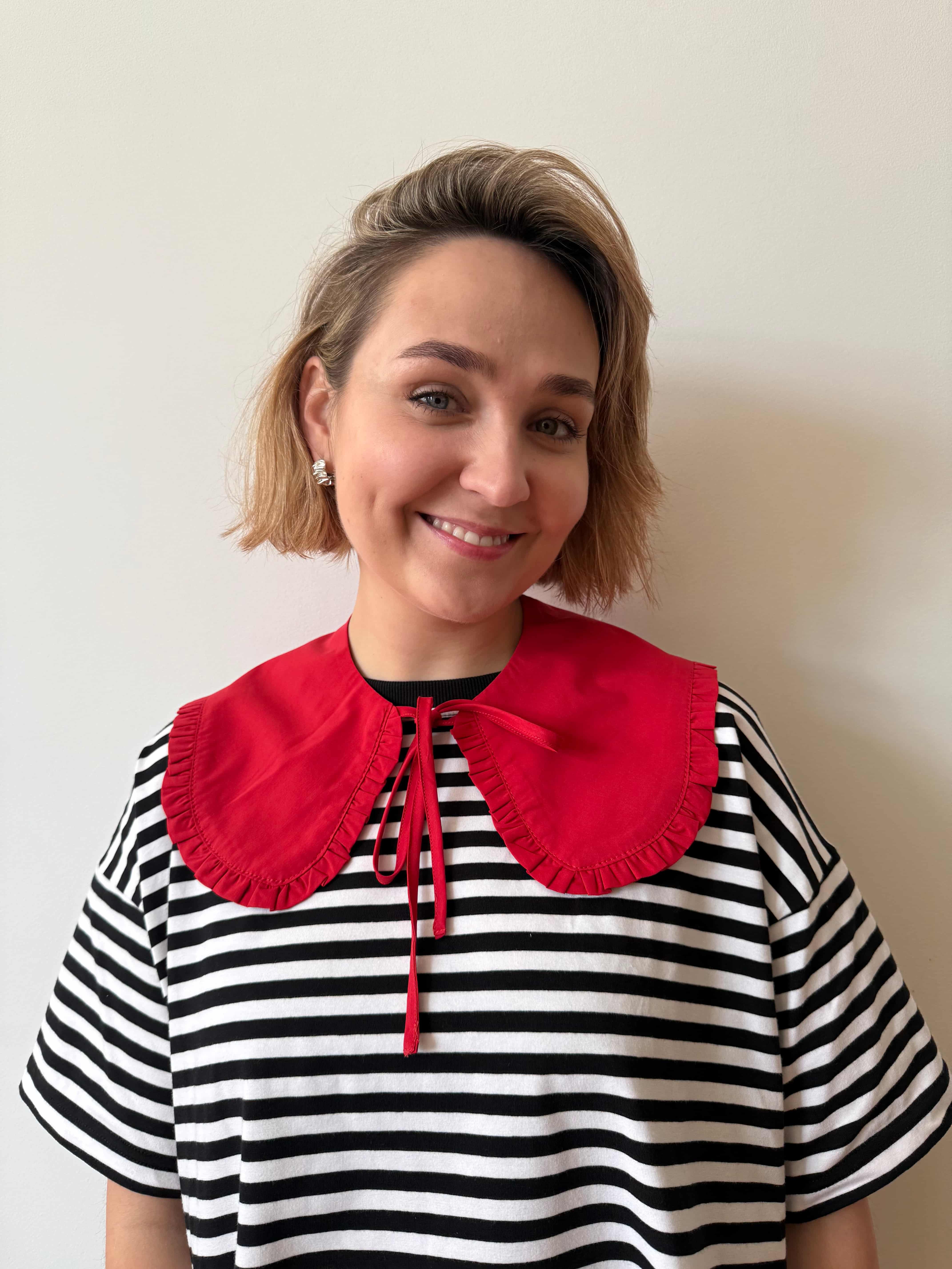 kolnierzyk laila czerwony detal elegancki look | Malviva