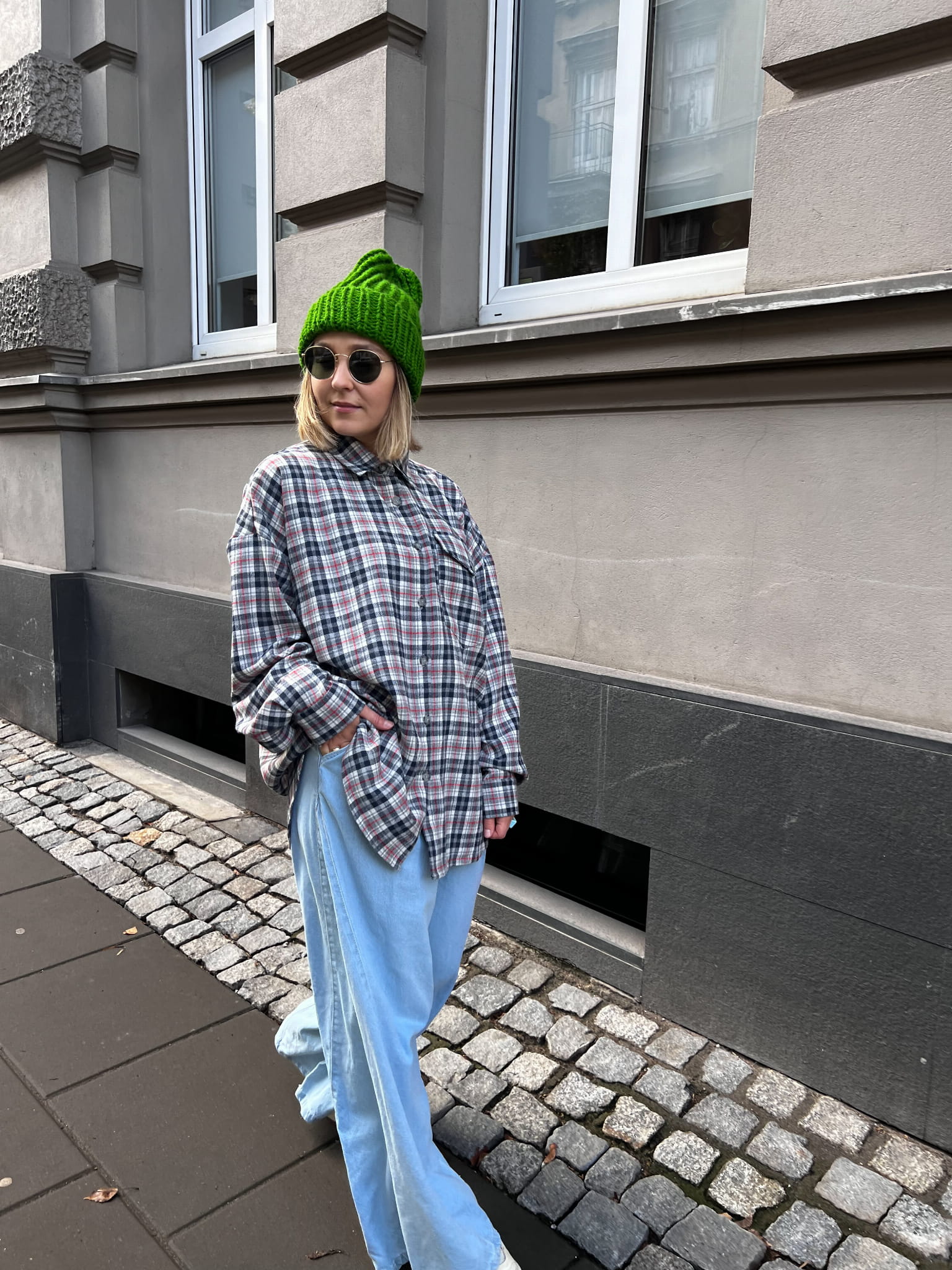 Koszula Fela noszona na luzie – flanelowa kratka, krój oversize
