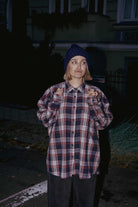 Koszula Fela noszona rozpięta na T-shircie – stylizacja codzienna