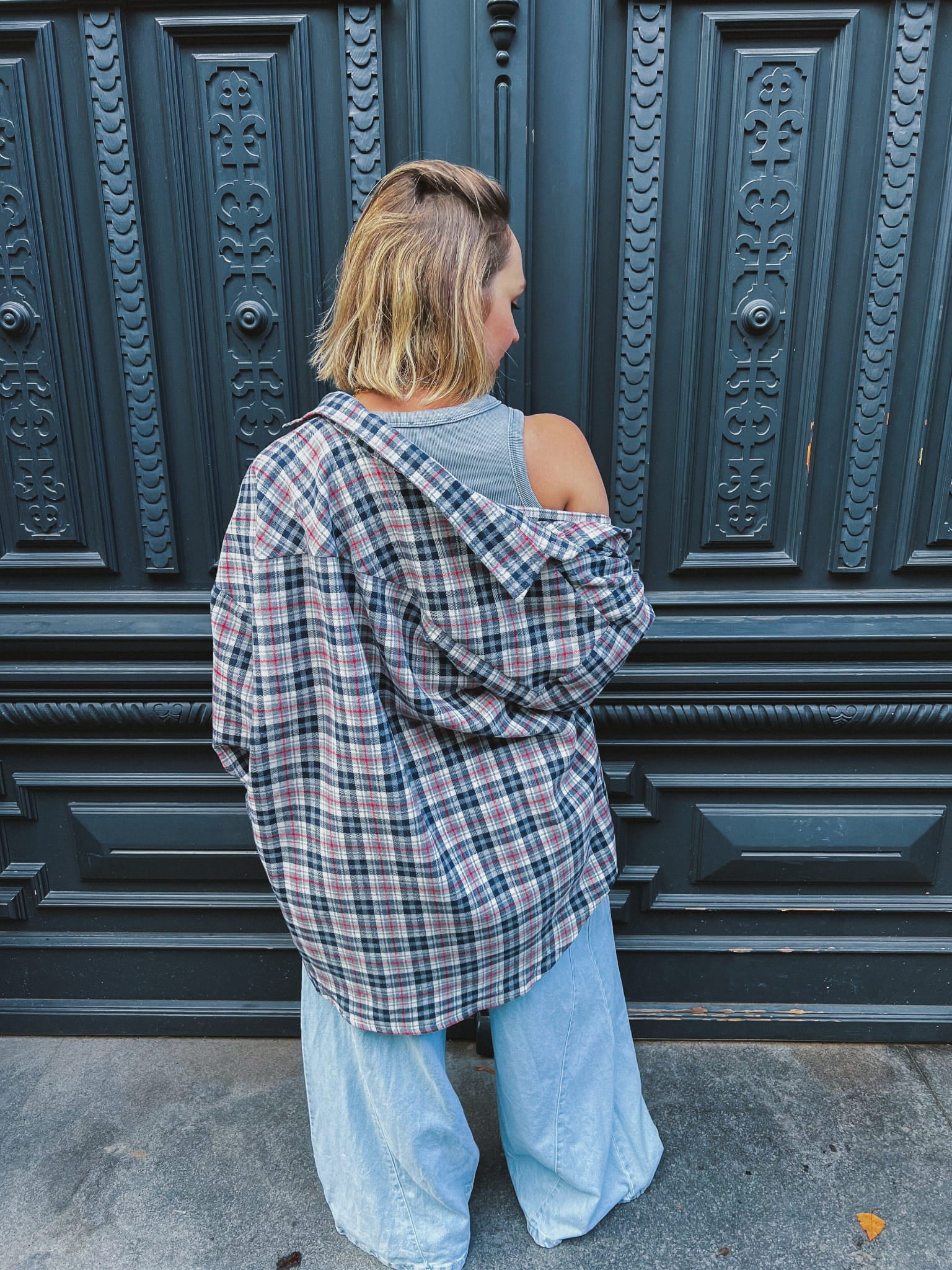 Koszula Fela oversize – stylizacja z jeansami i czerwoną czapką