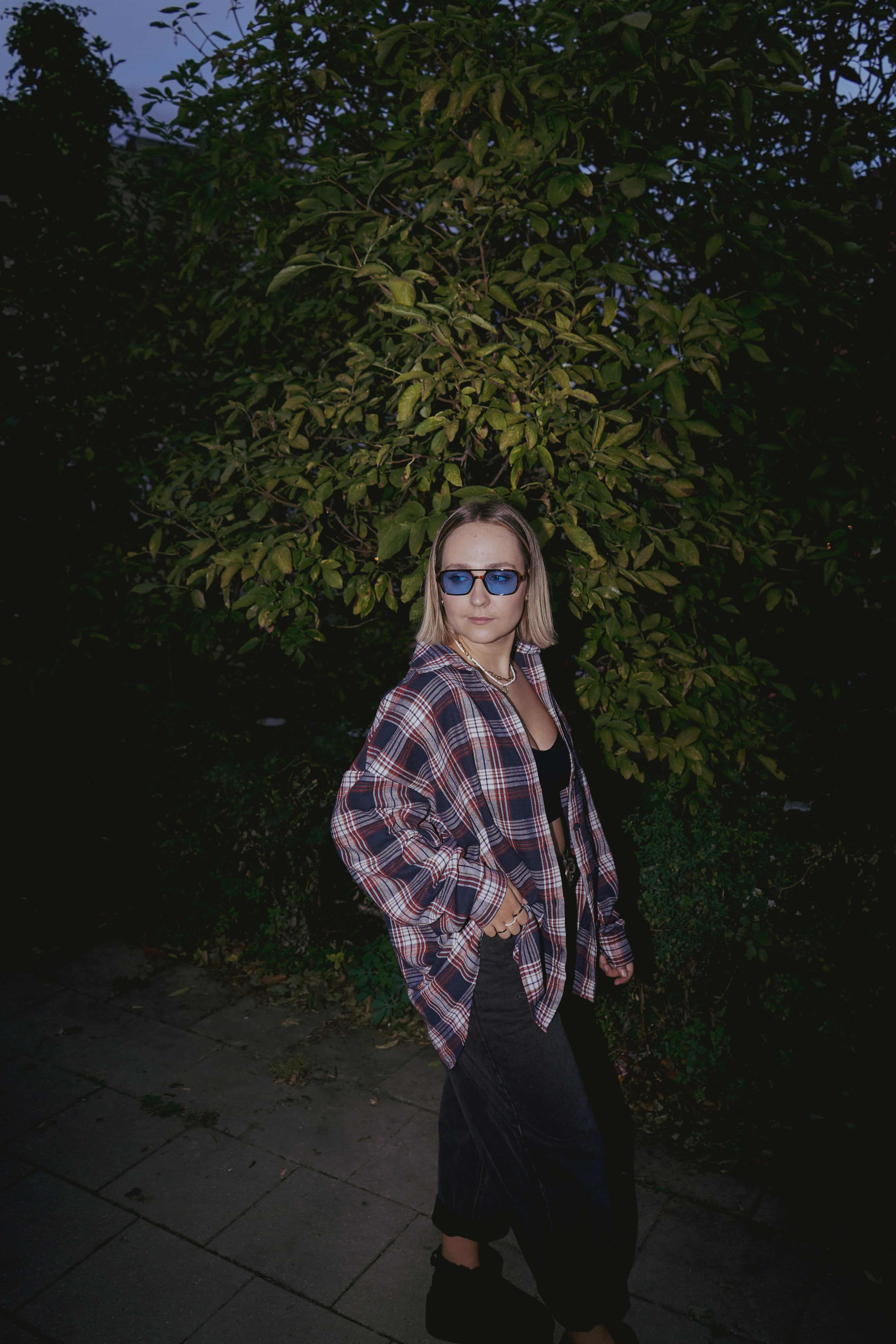 Koszula Fela w kratę – elegancka stylizacja ze spodniami i botkami